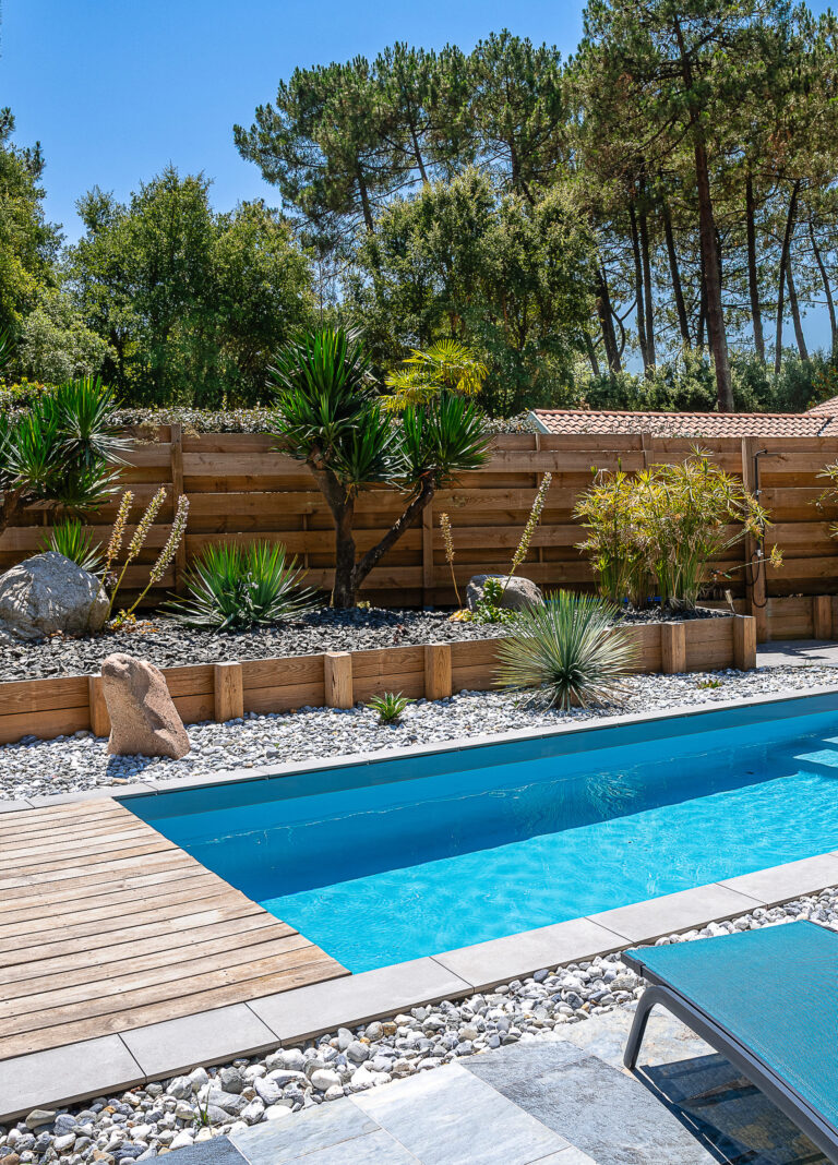 implanter les végétaux autour de la piscine